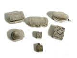plusieurs pièces d'argent sont disposées sur une surface blanche