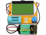 un gros plan sur un petit appareil électronique avec un écran vert