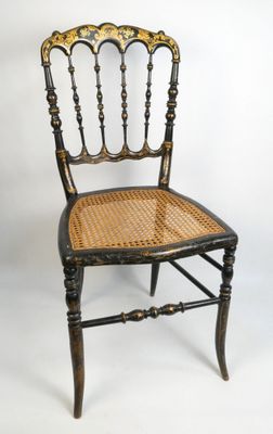 une image représentant une chaise avec un dossier en rotin et une assise en osier