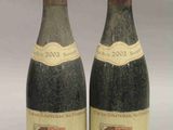 deux bouteilles de vin posées l'une à côté de l'autre sur une table