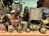 de nombreux objets anciens posés sur une table dans une pièce
