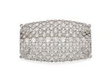 gros plan d'une bague en diamant sur fond blanc
