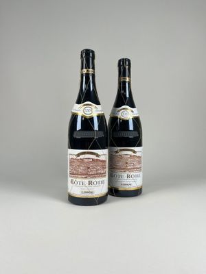 deux bouteilles de vin posées l'une à côté de l'autre sur une table