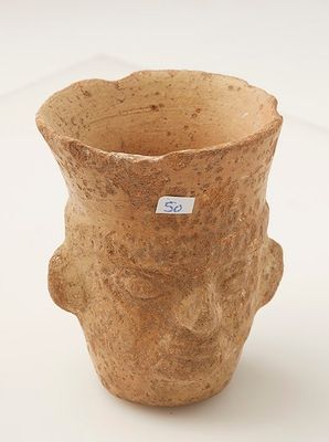 Vase en terre cuite représentant un visage.