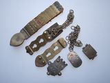 tout un tas d'objets métalliques divers posés sur une table