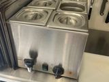 plan de travail en acier inoxydable équipé de trois friteuses