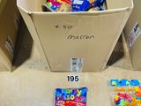 une boîte pleine de bonbons et un sac de bonbons par terre