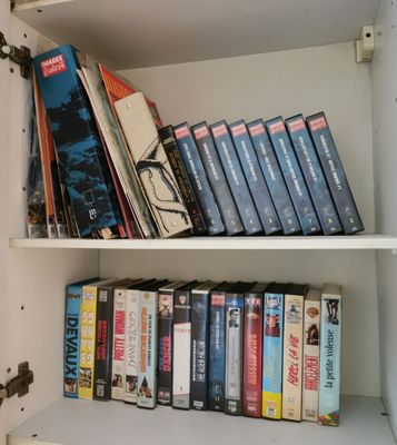 a book shelf that has many books on it