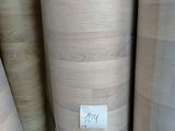 de nombreux rouleaux de bois exposés dans un magasin