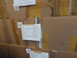 une pile de boîtes empilées les unes sur les autres
