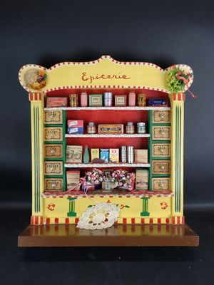 une petite vitrine contenant divers objets, sur fond noir