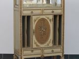 une armoire en bois surmontée d'un miroir