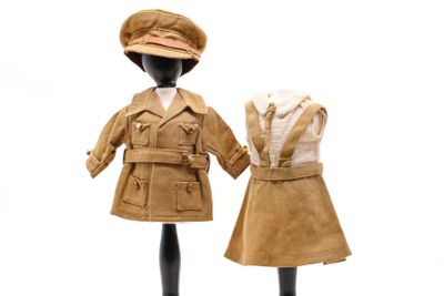 deux mannequins vêtus d'uniformes militaires et coiffés de casquettes, sur fond blanc