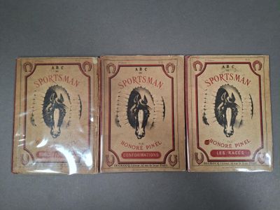 trois paquets de cigarettes posés les uns à côté des autres sur une table