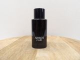 une photo d'un flacon de parfum posé sur une table en bois