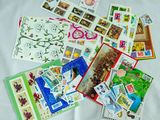 tout un tas de timbres différents, tous rassemblés sur la table