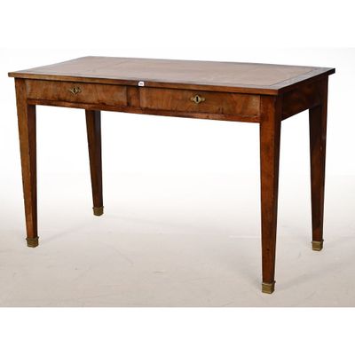 une photo d'une table en bois à deux tiroirs