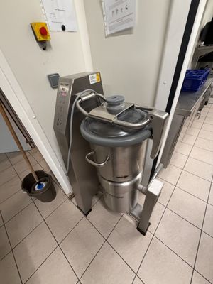 a trash can in the middle of the floor next to a trash can