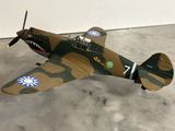 une petite maquette d'avion sur laquelle figure un requin
