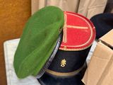 un chapeau vert posé sur une boîte posée sur une table