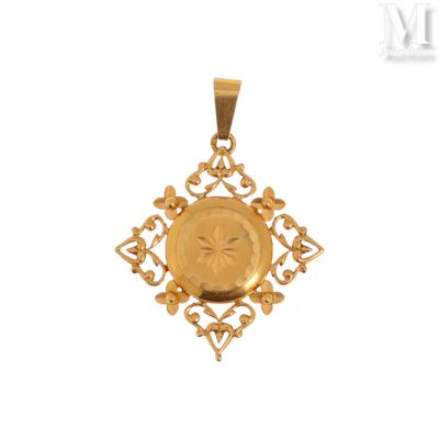 gros plan d'un pendentif en or sur fond blanc