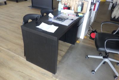 un bureau avec un ordinateur et une chaise dans une pièce