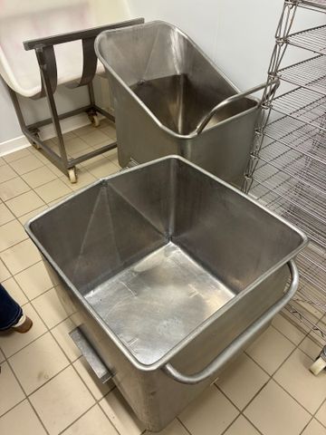 Deux bacs inox à lait sur roulettes