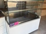 une vitrine en verre au milieu d'une cuisine