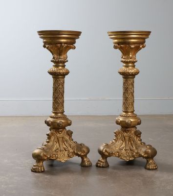 Importante paire de pique-cierge à pieds griffe en bronze do…