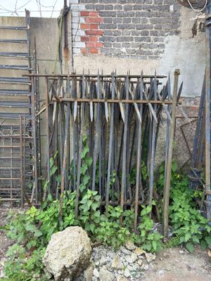 Lot de grilles de protection en fer forgé anciennement laqué…