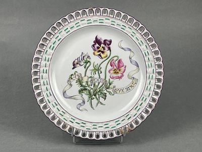 Emile GALLE (Lorraine). Assiette, la bordure festonnée et aj… - Photo 1