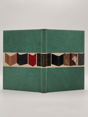 un livre ouvert avec la photo d'un homme et d'une femme
