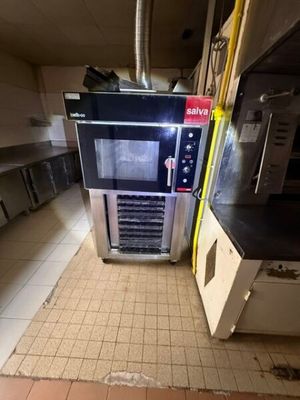 une image d'une cuisine commerciale avec une cuisinière et un four