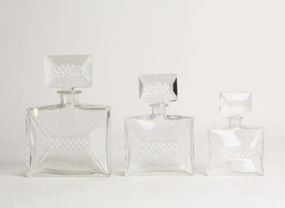 BACCARAT, 3 flacons de toilette en cristal taillé Marqués