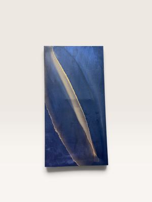 une peinture abstraite représentant des fleurs bleues et blanches sur un mur blanc