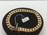 un bracelet en chaîne d'or orné d'une plaque