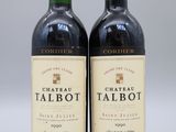 deux bouteilles de vin rouge posées l'une à côté de l'autre sur une table