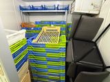 une petite pièce remplie de caisses