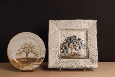 une photo d'une photo représentant un arbre et une assiette posée sur une table