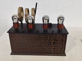 une boîte en bois contenant cinq types d'ampoules différents