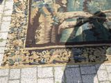 l'ombre d'une personne sur un tapis posé à même le sol