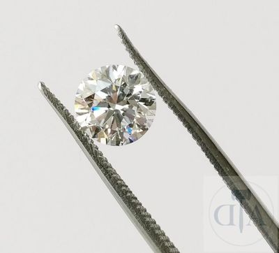un gros plan d'un diamant tenu par une pince