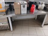 une table sur laquelle sont posées plusieurs boîtes, dans une cuisine