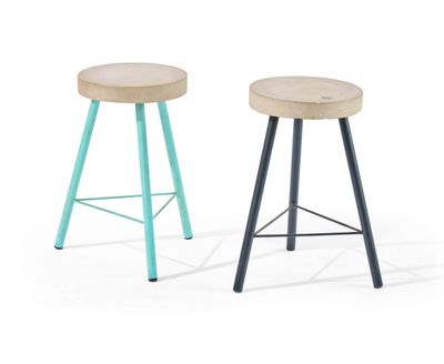 une paire de tabourets avec une assise en bois et des pieds en métal, sur fond blanc