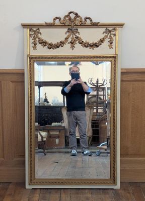 un homme se prenant en photo dans un miroir