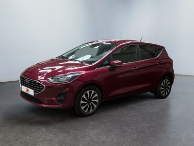 une Ford Fiesta rouge garée dans une grande pièce