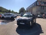 des voitures garées sur un parking devant un immeuble