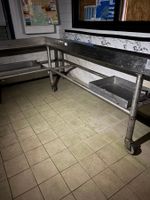 Un banc à poisson sur roulettes, en L.