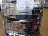 un chariot métallique contenant de nombreux articles dans un entrepôt