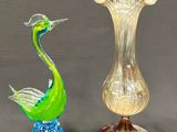 deux vases en verre posés l'un à côté de l'autre sur une table